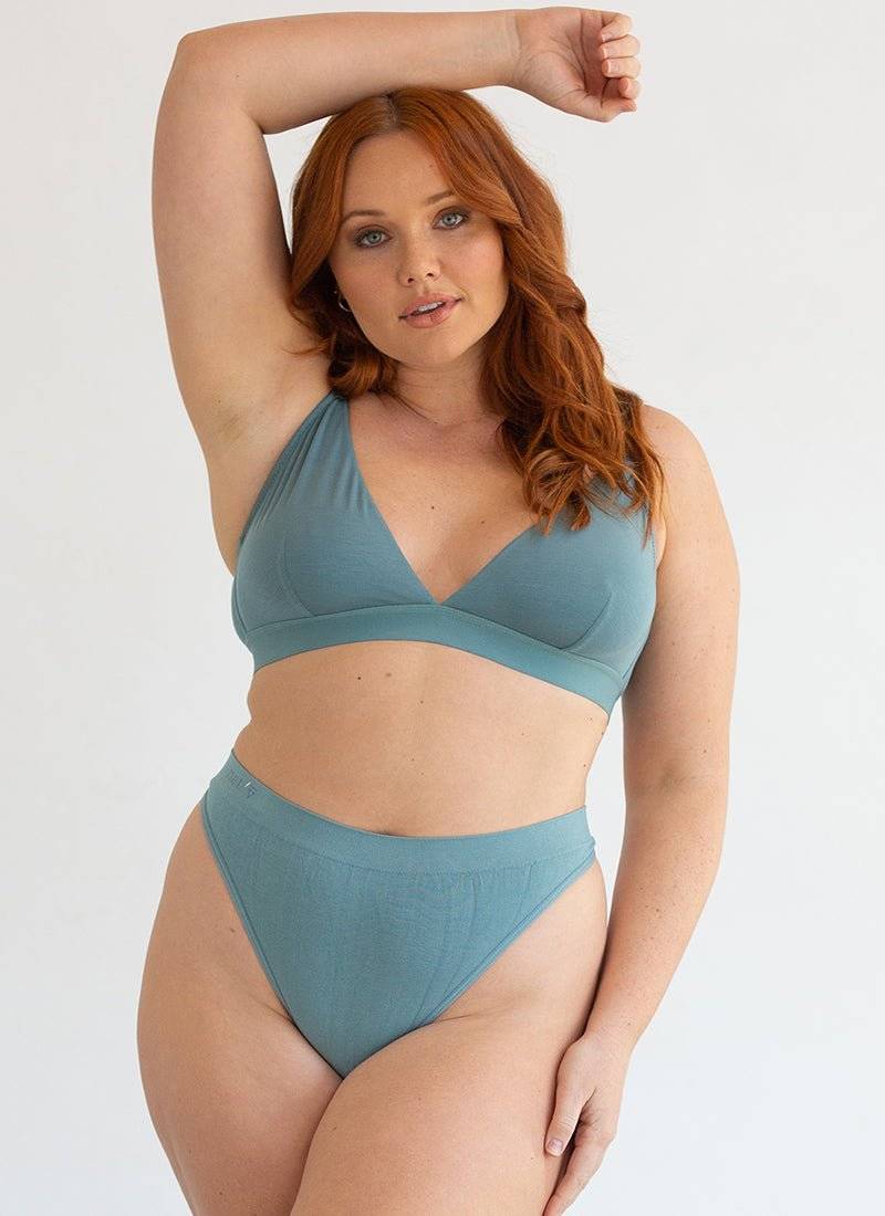 Cheeky Crop - Light SupportCropnullLow-V bralette
Thin, soft waistband
3 size clasp option
78% Lenzing Tencel, 17.8% Polyamide and 4.2% Elastane

Our Cheeky Crop is a classic basic everyone needs in t